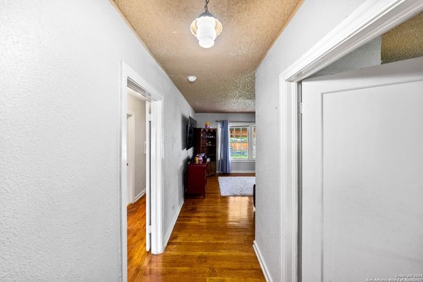 Interior, Pendant Lights, Wood Texture Flooring