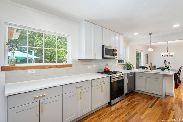 Chandelier, Dining room, Interior, Kitchen, Pendant Lights, Recessed Lighting, Stainless Steel Appliances, Wood Texture Flooring