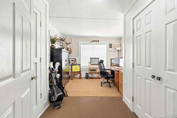 Home Office, Interior
