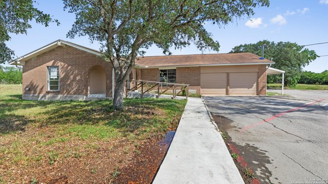 Attached, Exterior, Facade, Brick Facade, Ranch