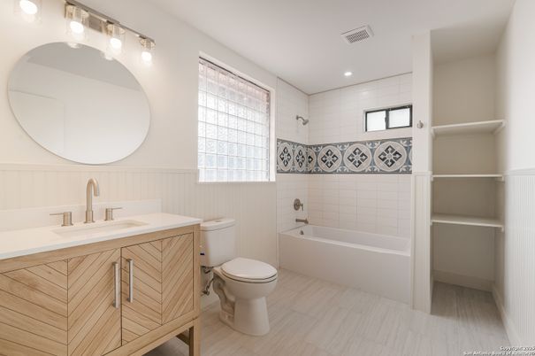 Bathroom, Interior, Recessed Lighting