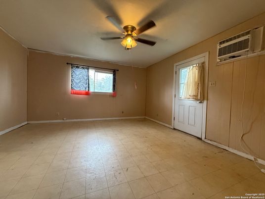 Empty room, Interior