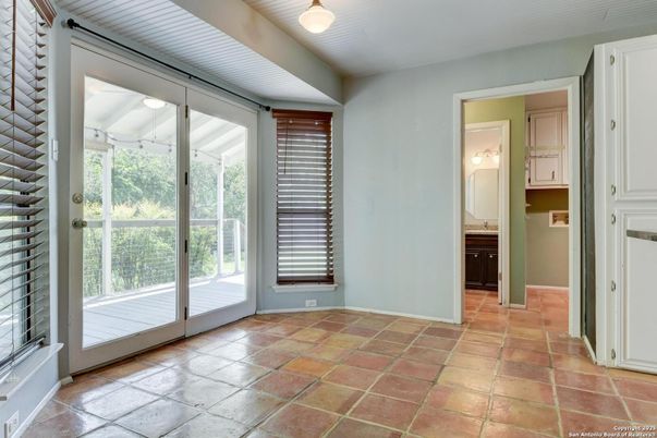 Empty room, Interior