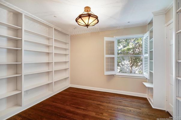 Interior, Walk-in Closets, Wood Texture Flooring