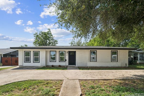 Exterior, Facade, Ranch