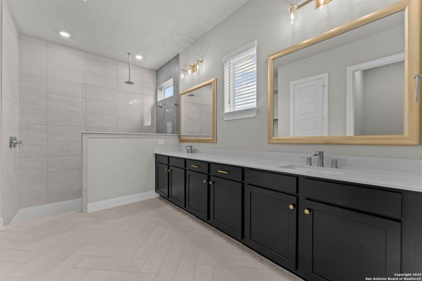 Bathroom, Dual Sink Vanities, Interior, Recessed Lighting