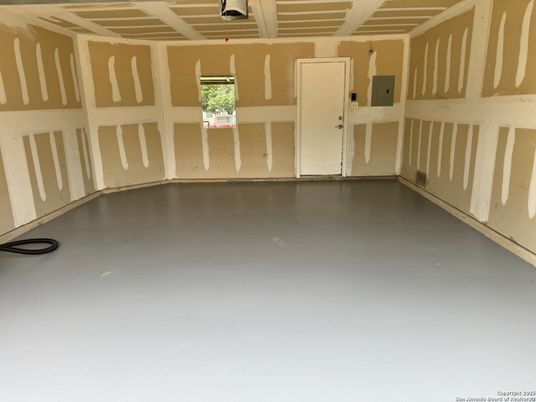 Empty room, Interior