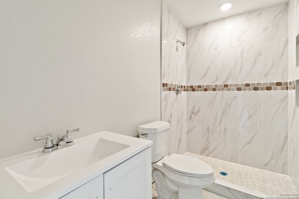 Bathroom, Interior, Marble Walls, Recessed Lighting