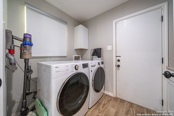 Interior, Washer, Wood Texture Flooring