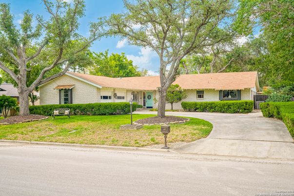 Exterior, Facade, Ranch