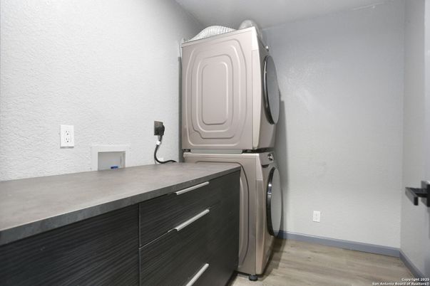 Interior, Utility Closets, Washer, Wood Texture Flooring