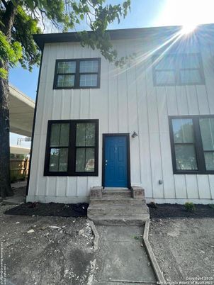 Exterior, Facade, Farmhouse