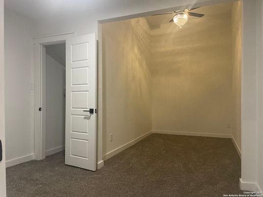 Empty room, Interior