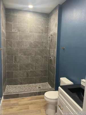 Bathroom, Interior, Recessed Lighting, Wood Texture Flooring