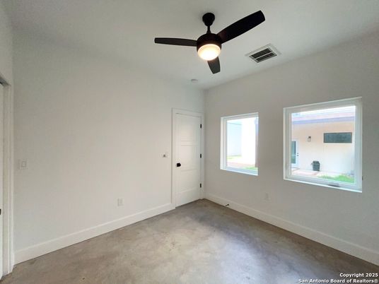 Empty room, Interior