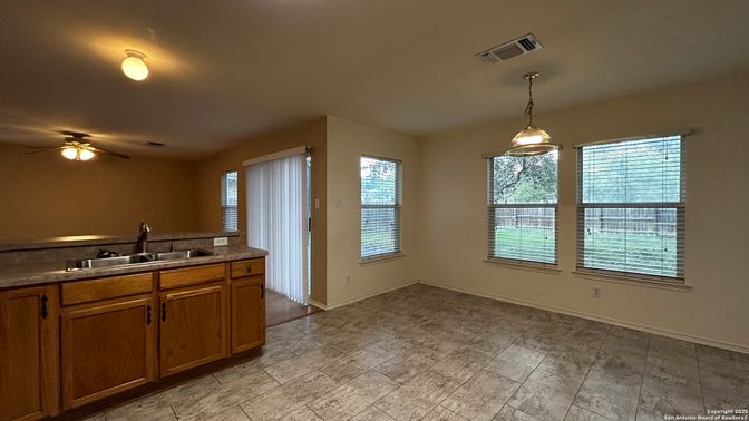 Empty room, Interior, Pendant Lights
