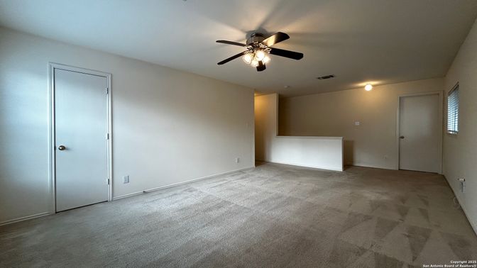 Empty room, Interior