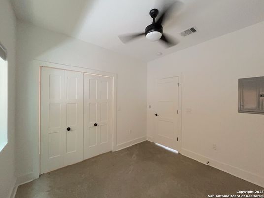 Empty room, Interior
