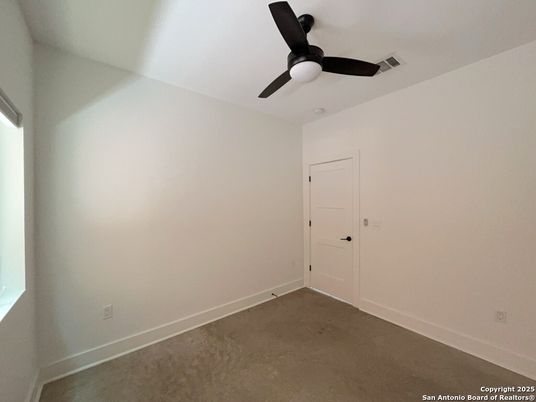 Empty room, Interior
