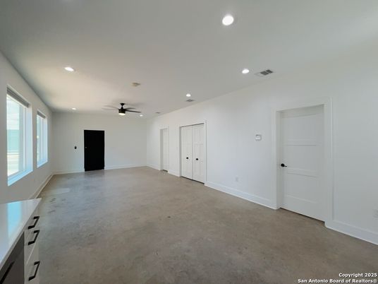Empty room, Interior, Recessed Lighting