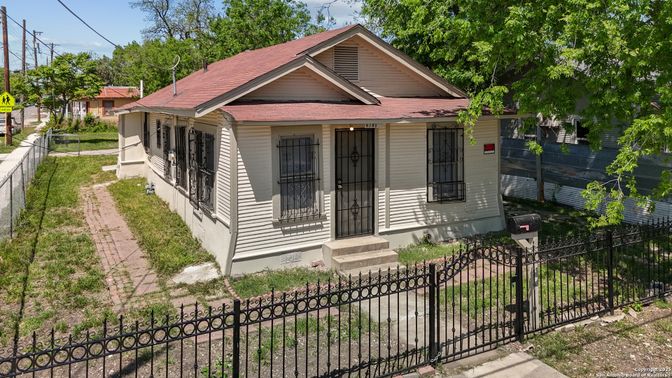 Exterior, Facade, Queen Anne Victorian