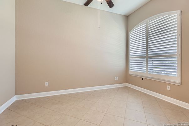 Empty room, Interior