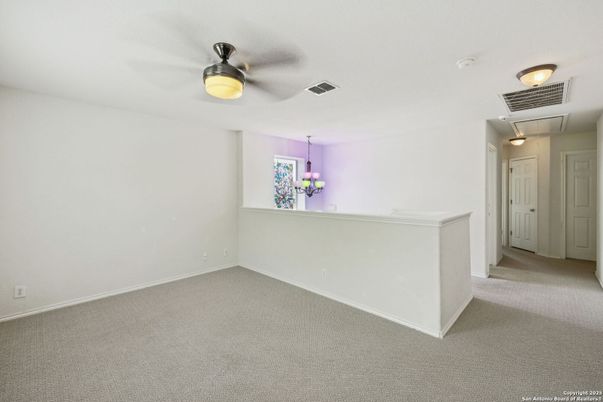 Empty room, Interior