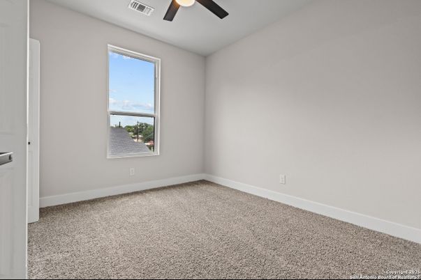 Empty room, Interior