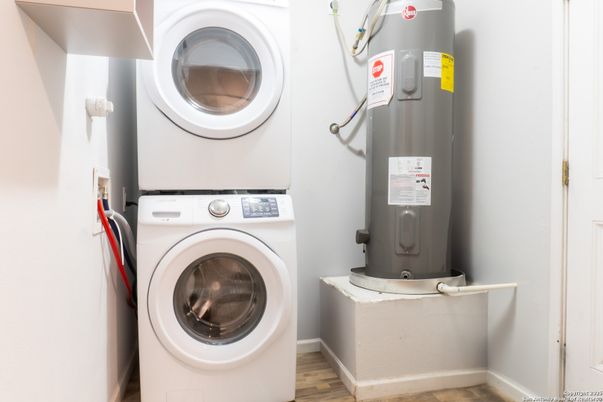 Interior, Utility Closets, Washer, Wood Texture Flooring