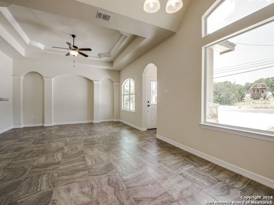 Empty room, Interior