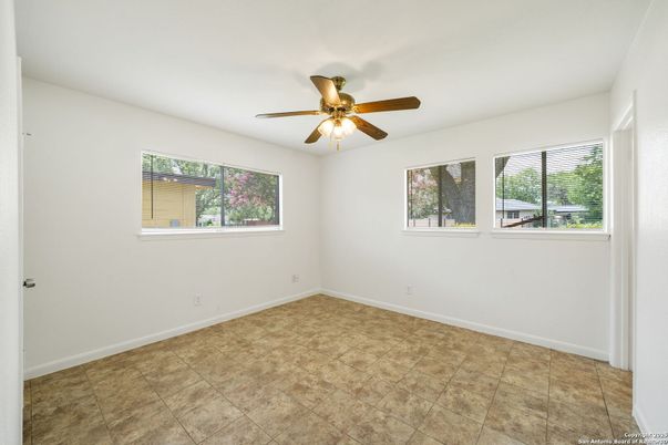 Empty room, Interior