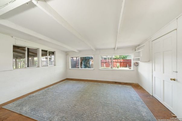 Empty room, Interior