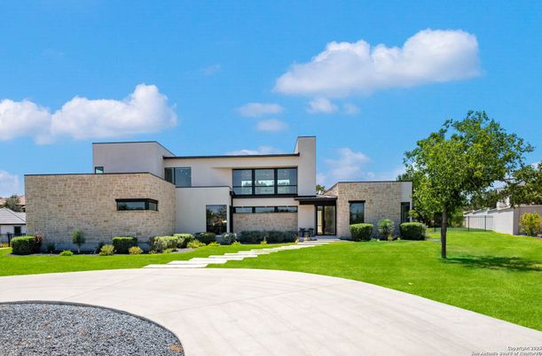 Backyard, Exterior, Facade, Brick Facade, Modern