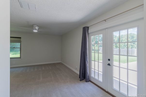 Empty room, Interior