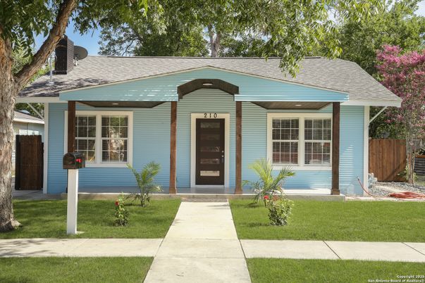 Exterior, Facade, Ranch