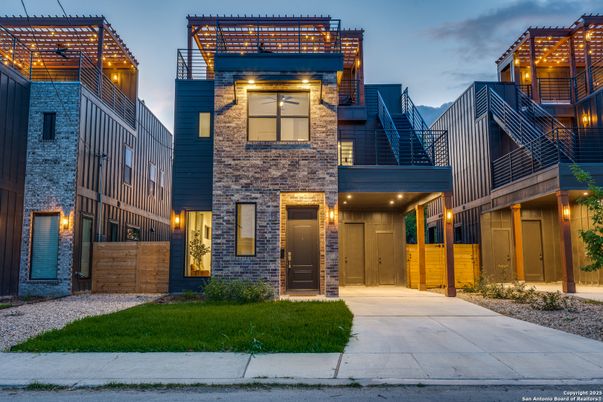 Exterior, Facade, Modern