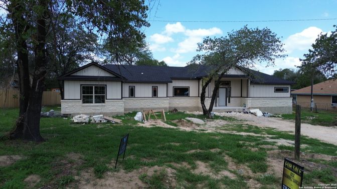 Backyard, Exterior, Facade, Ranch