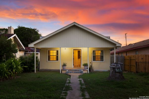Exterior, Facade, Ranch