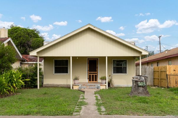 Exterior, Facade, Ranch