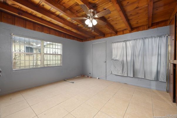 Empty room, Interior, Wooden Beams, Wooden Ceilings