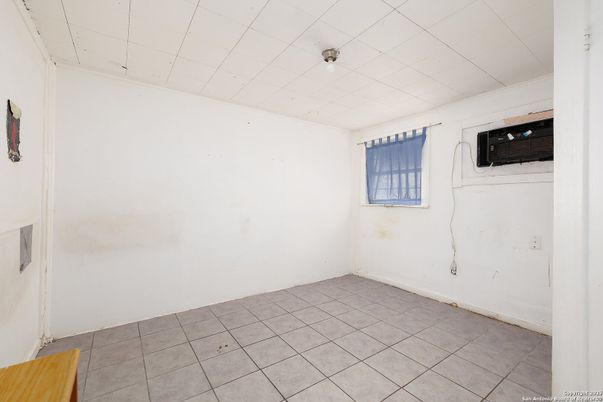 Empty room, Interior