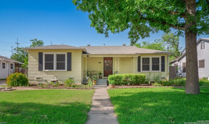 Exterior, Facade, Ranch