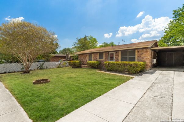 Exterior, Facade, Brick Facade, Ranch