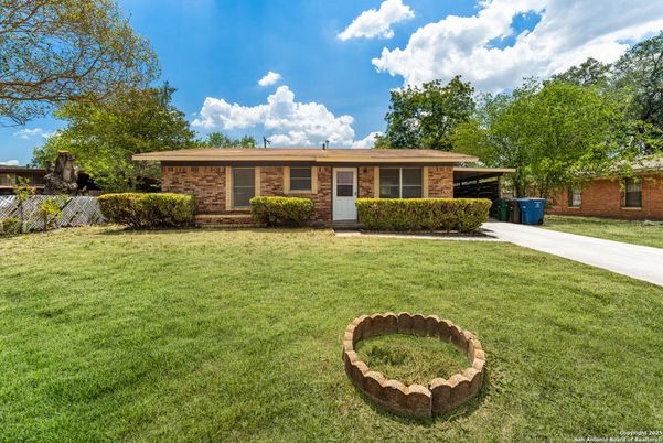 Backyard, Exterior, Facade, Brick Facade, Ranch