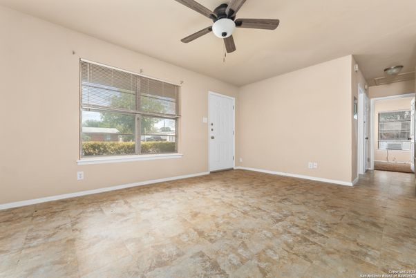 Empty room, Interior