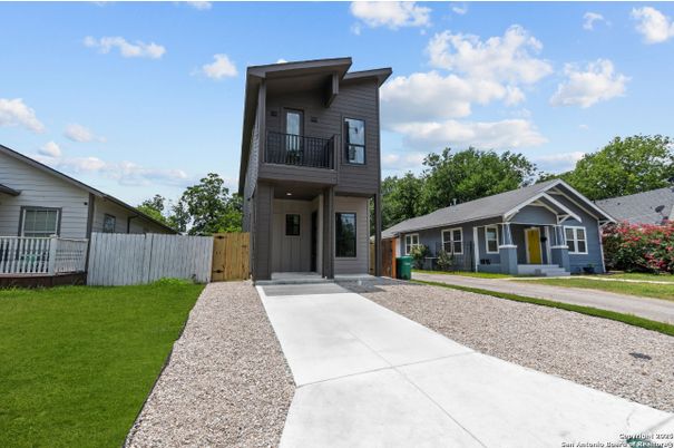 Exterior, Facade, Modern