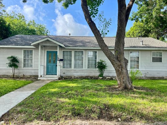 Exterior, Facade, Ranch