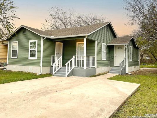 Backyard, Exterior, Facade, Ranch