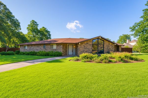 Backyard, Exterior, Facade, Brick Facade, Ranch