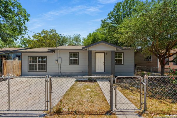 Exterior, Facade, Ranch